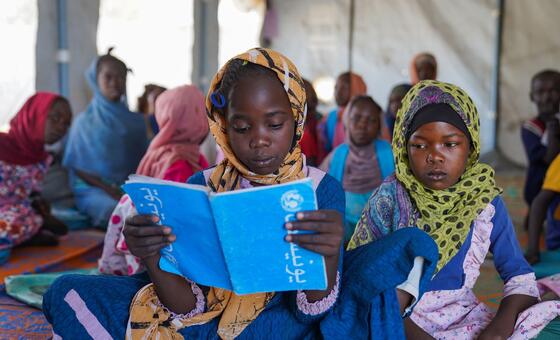 Дети посещают уроки в учебном центре ООН в Тавиле, Северный Дарфур.